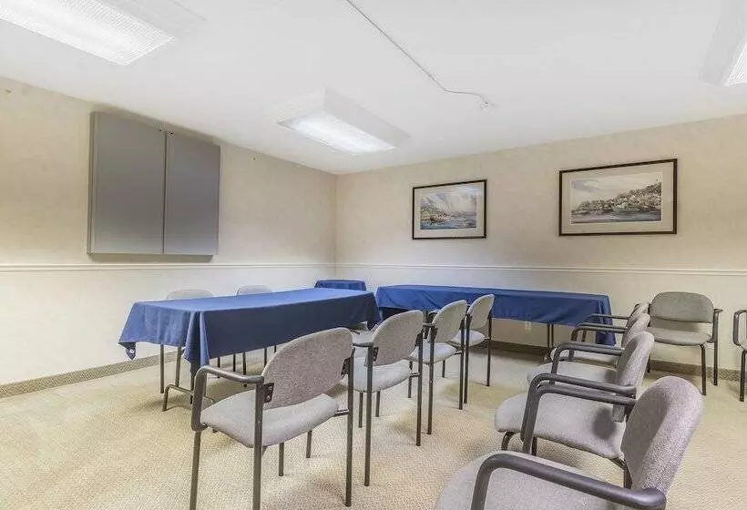 Отель Quality Suites