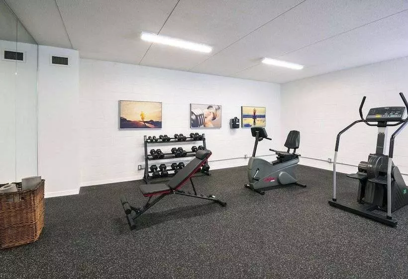 Отель Quality Suites