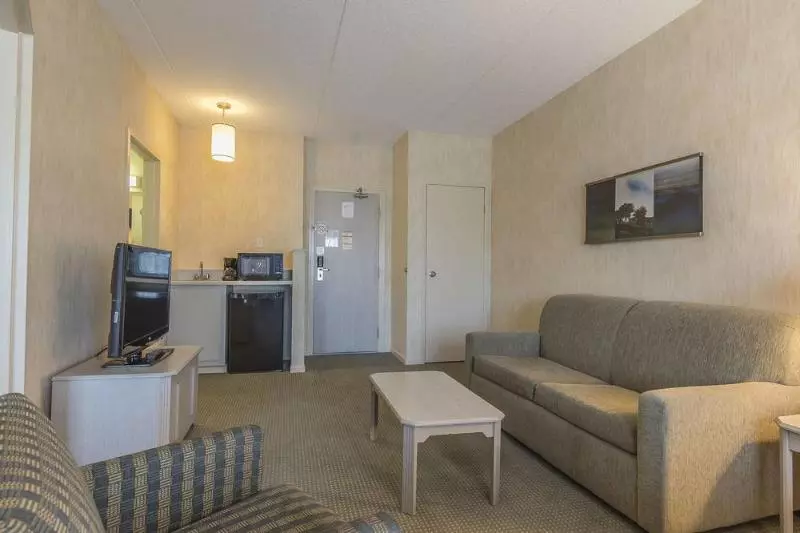 Отель Quality Suites