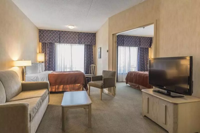 Отель Quality Suites