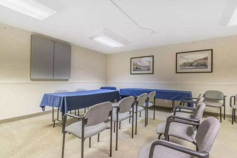 Отель Quality Suites