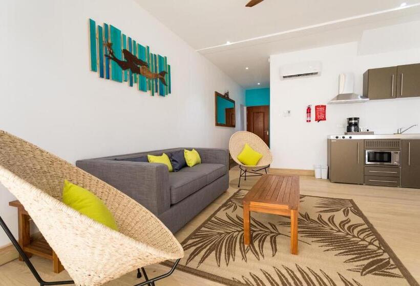 هتل True Blue Bay Resort