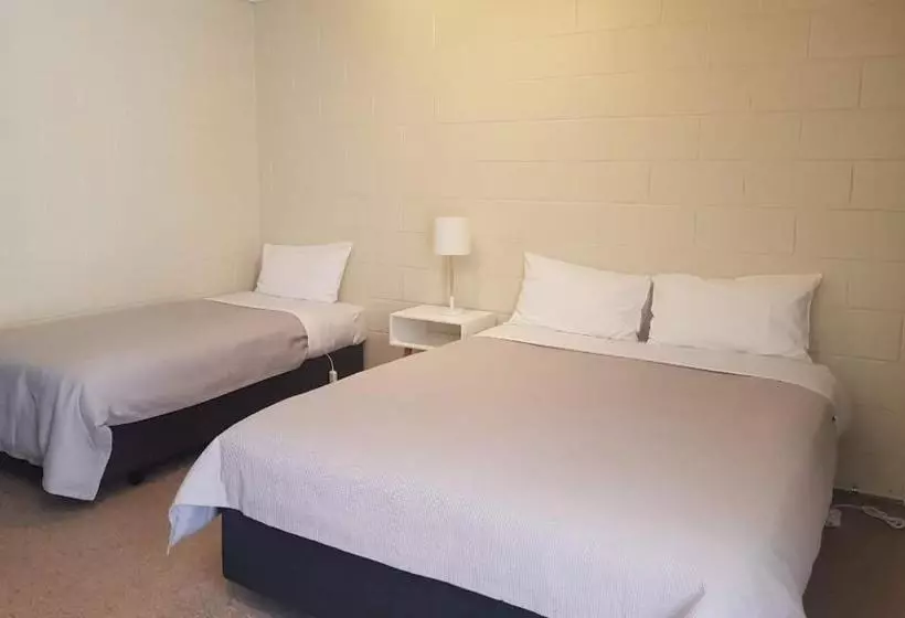 Kelly's Riverside Motel