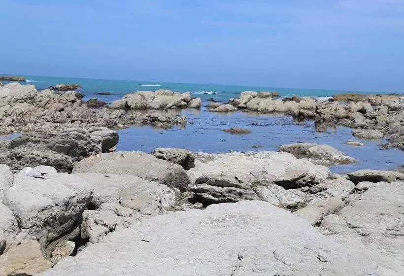 Sierra Beachfront Motel