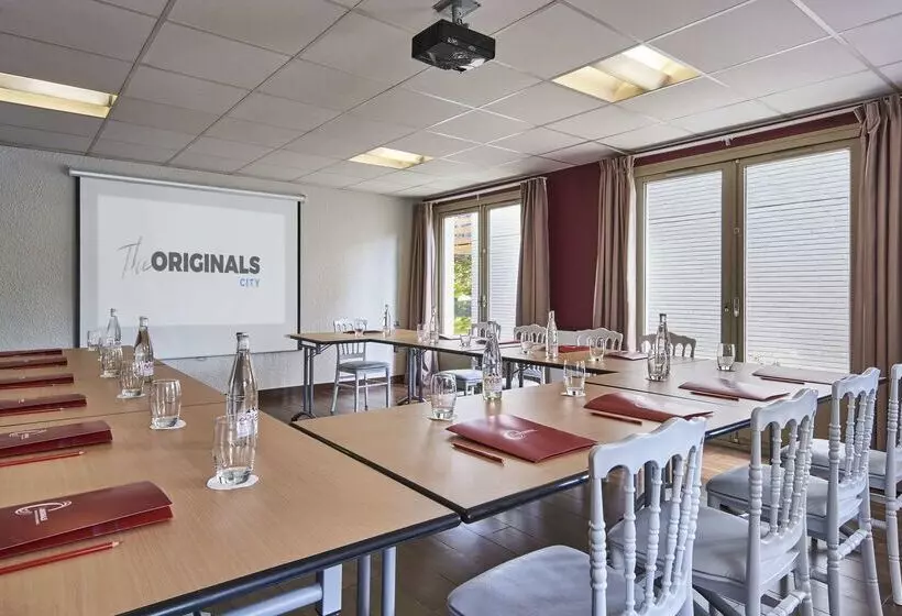 Отель The Originals City Hôtel La Verrière Yvelines