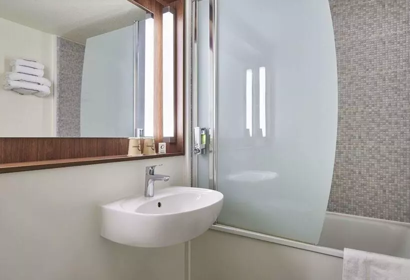 Отель The Originals City Hôtel La Verrière Yvelines