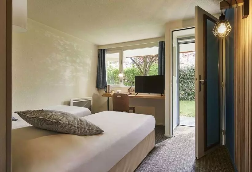 Отель The Originals City Hôtel La Verrière Yvelines