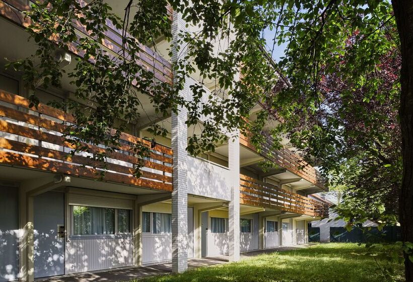 Отель The Originals City Hôtel La Verrière Yvelines