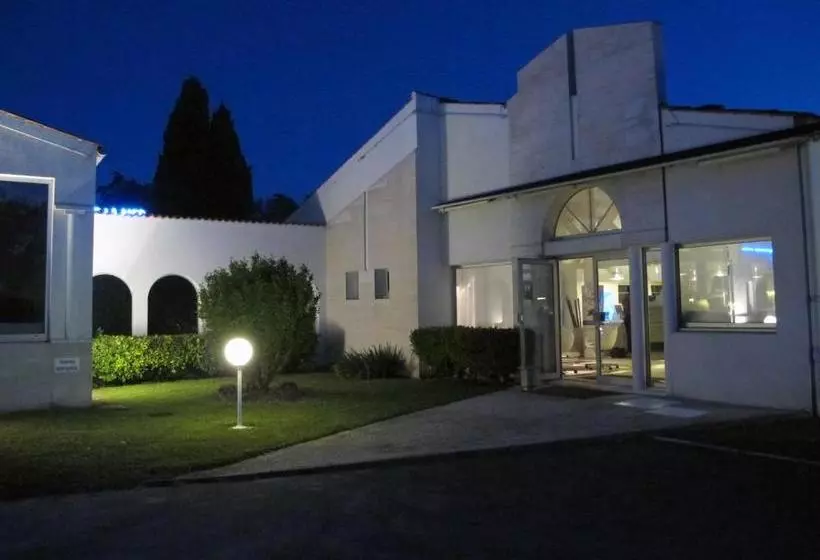 Отель Kyriad Saintes