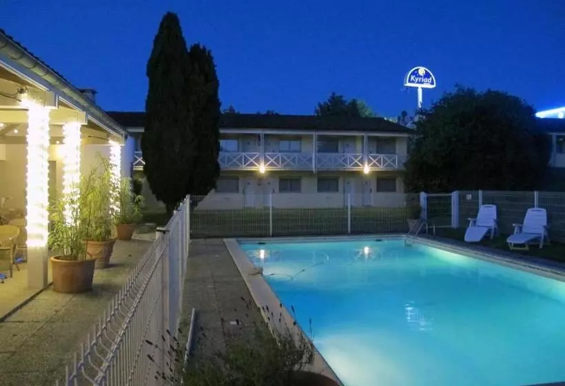 Отель Kyriad Saintes