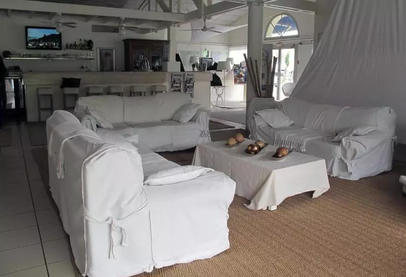 Отель Kyriad Saintes