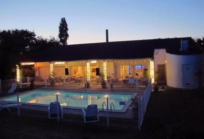 Отель Kyriad Saintes