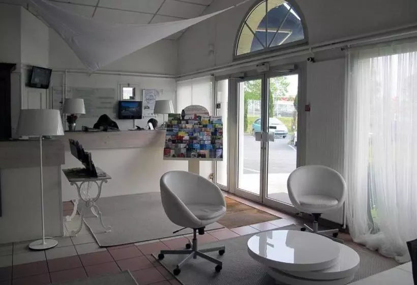 Отель Kyriad Saintes