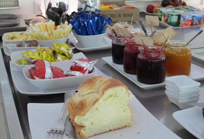 Отель Kyriad Saintes