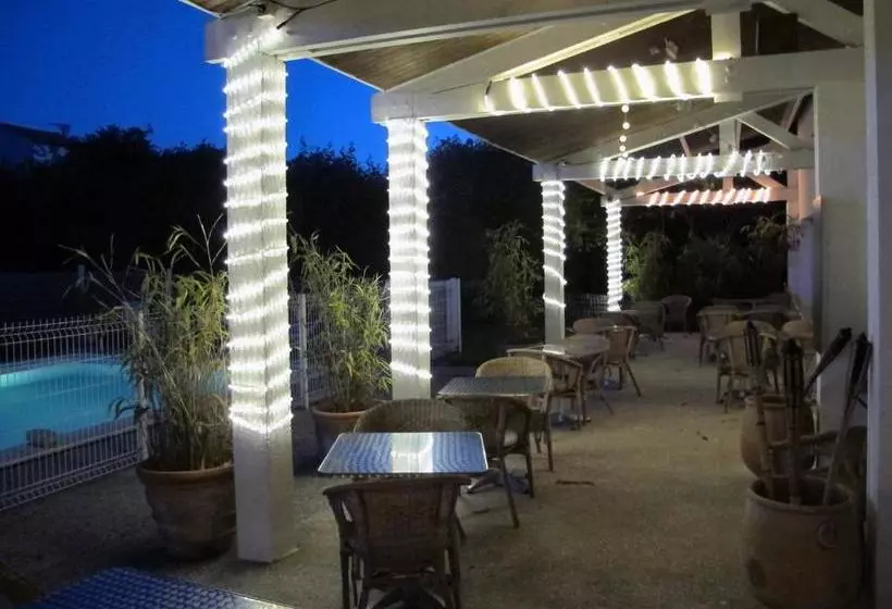 Отель Kyriad Saintes