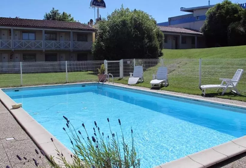 Отель Kyriad Saintes