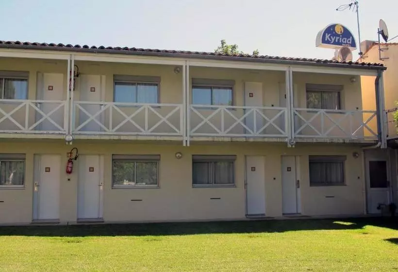 Отель Kyriad Saintes