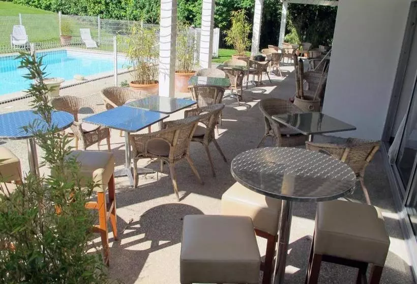 Отель Kyriad Saintes