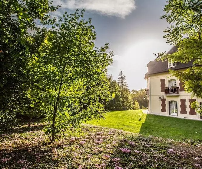 Отель Le Chateau De La Tour