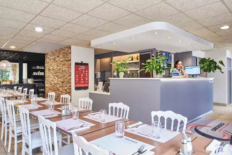 Отель The Originals City Hôtel La Verrière Yvelines