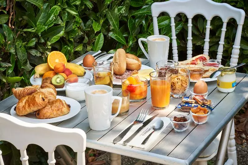 Отель The Originals City Hôtel La Verrière Yvelines