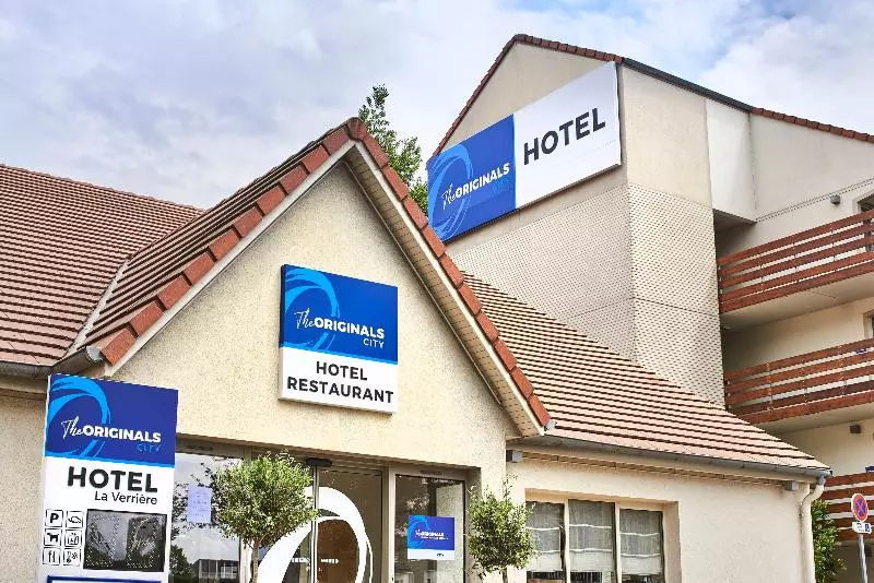 Отель The Originals City Hôtel La Verrière Yvelines