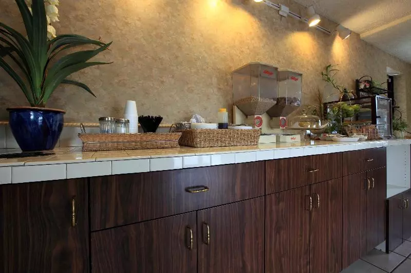 Отель Americas Best Value Inn North Capital