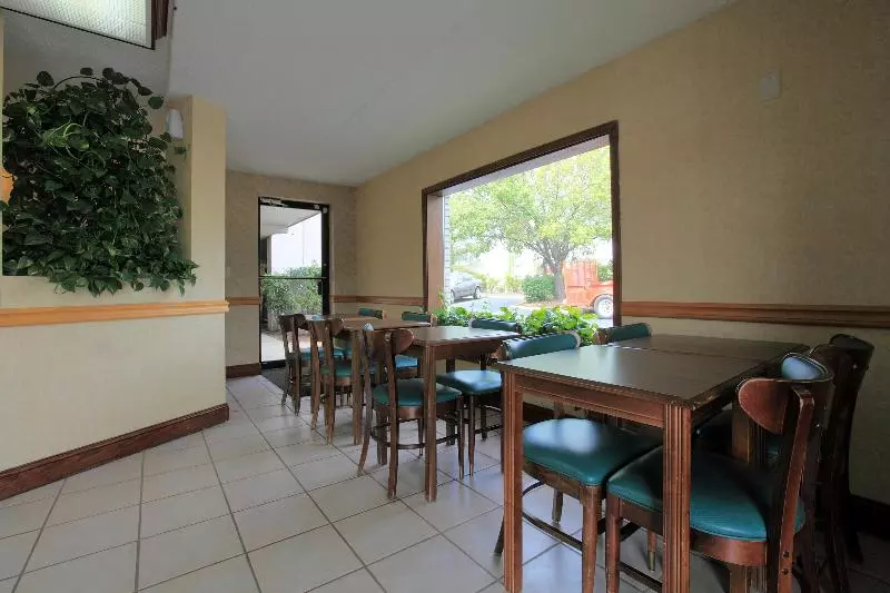 Отель Americas Best Value Inn North Capital