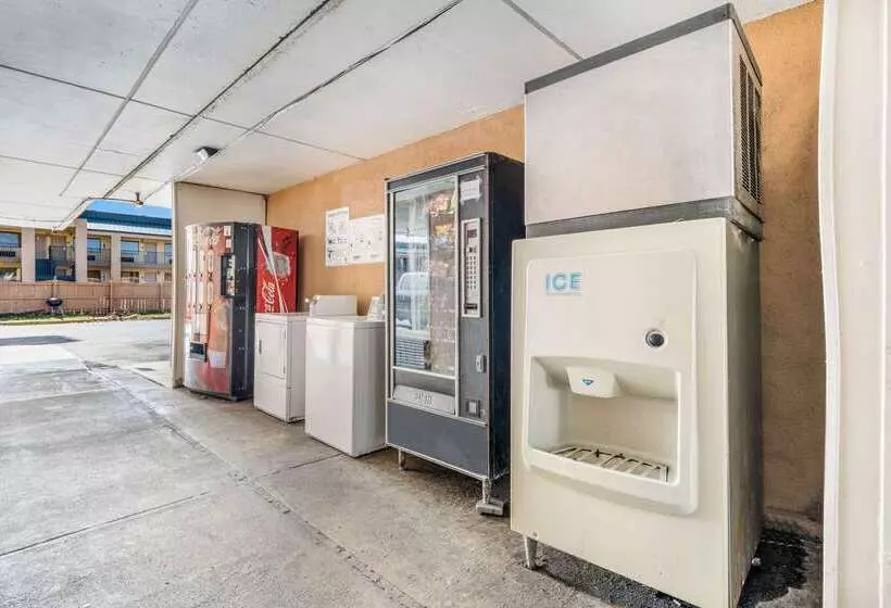 호텔 Econo Lodge  Inn & Suites