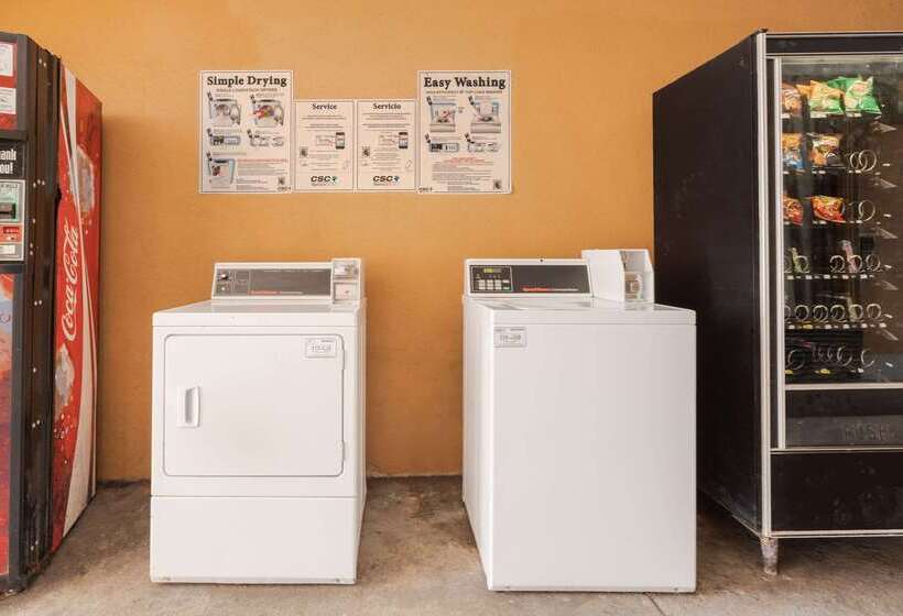 هتل Econo Lodge Inn & Suites