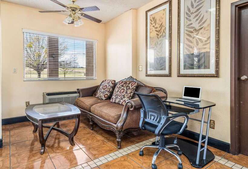 هتل Econo Lodge Inn & Suites