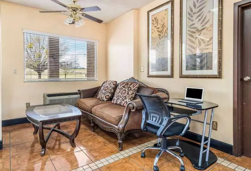 호텔 Econo Lodge  Inn & Suites