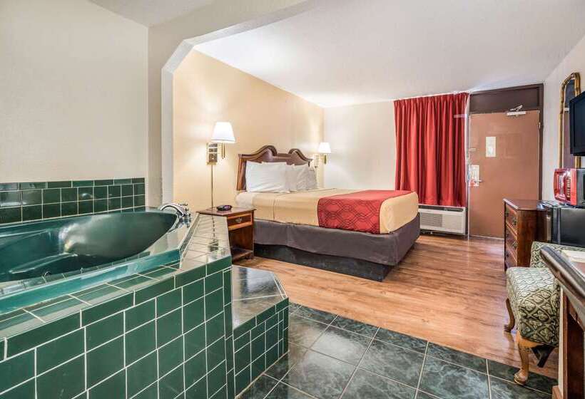 هتل Econo Lodge Inn & Suites