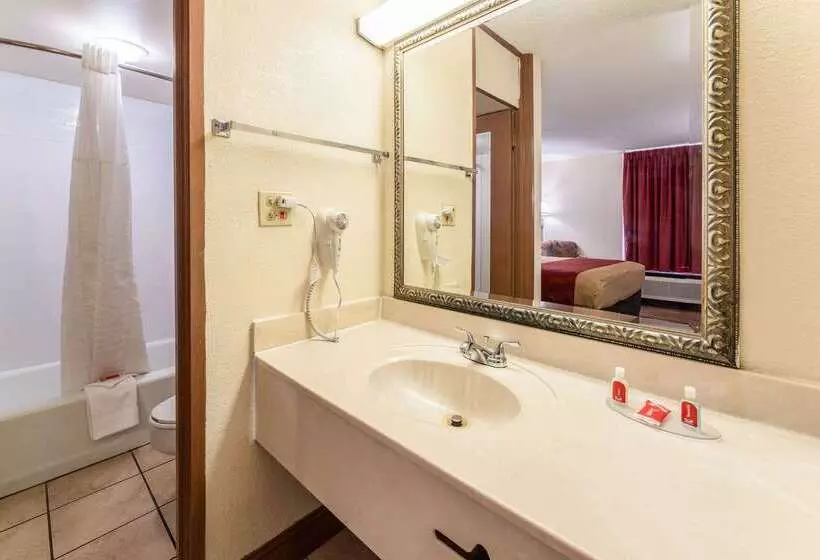 호텔 Econo Lodge  Inn & Suites