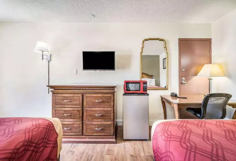 호텔 Econo Lodge  Inn & Suites