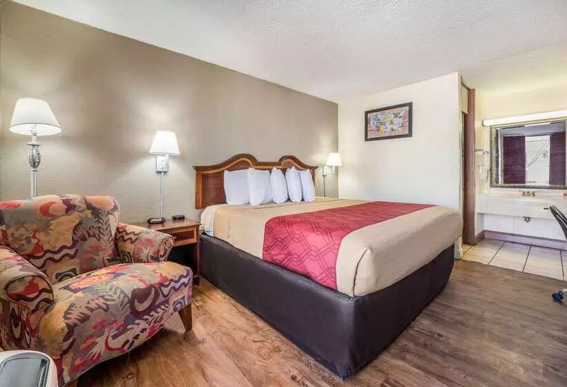 호텔 Econo Lodge  Inn & Suites