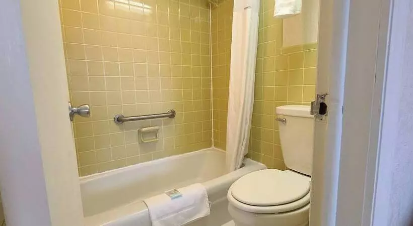 Отель Mariner Inn And Suites