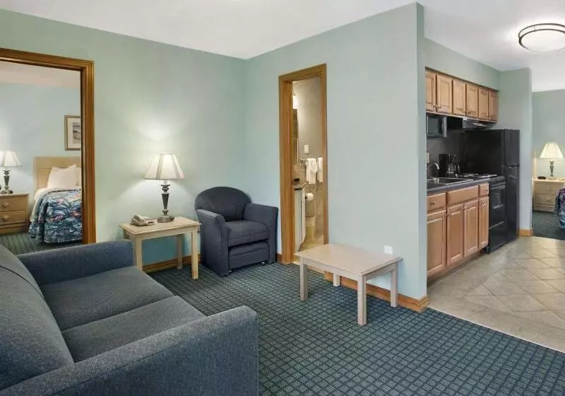 Отель Mariner Inn And Suites