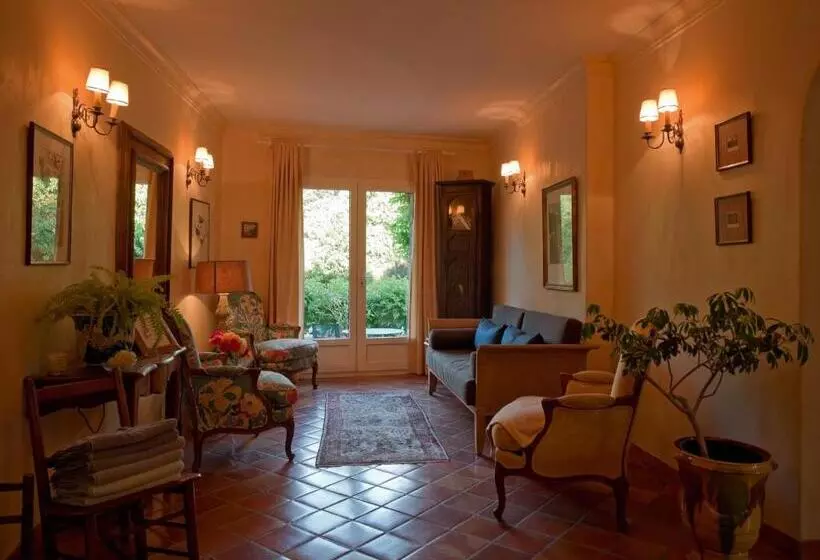 Отель Le Mas Trilles