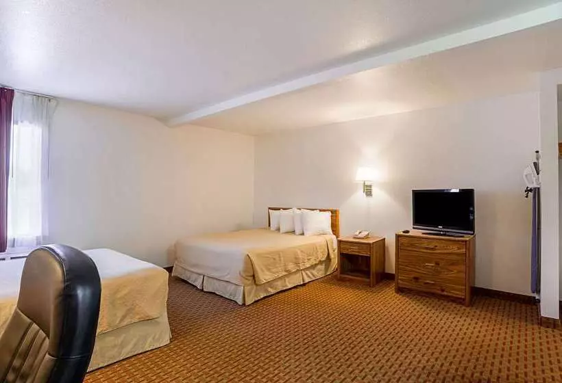 בית מלון כפרי Rodeway Inn & Suites