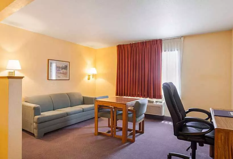 בית מלון כפרי Rodeway Inn & Suites