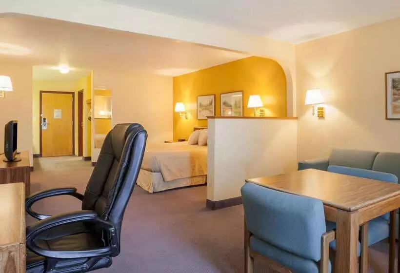 בית מלון כפרי Rodeway Inn & Suites