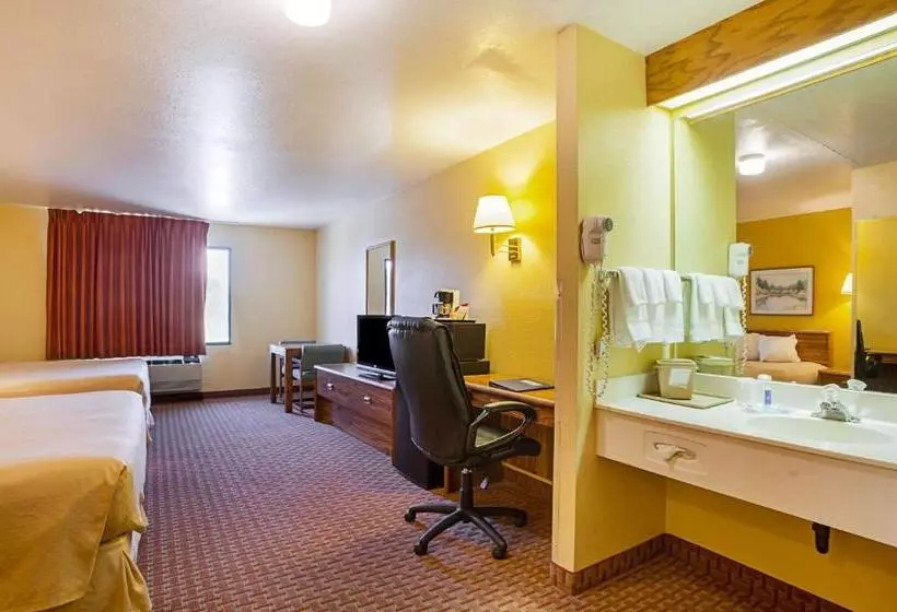 בית מלון כפרי Rodeway Inn & Suites