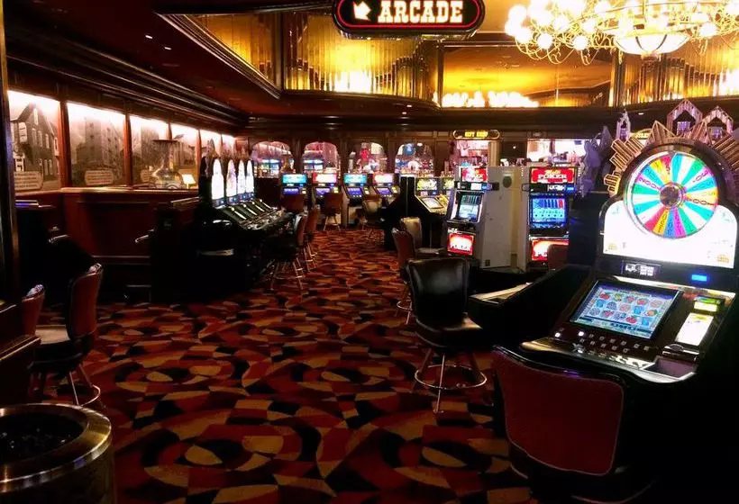 호텔 Ramada By Wyndham Terrible S And Casino