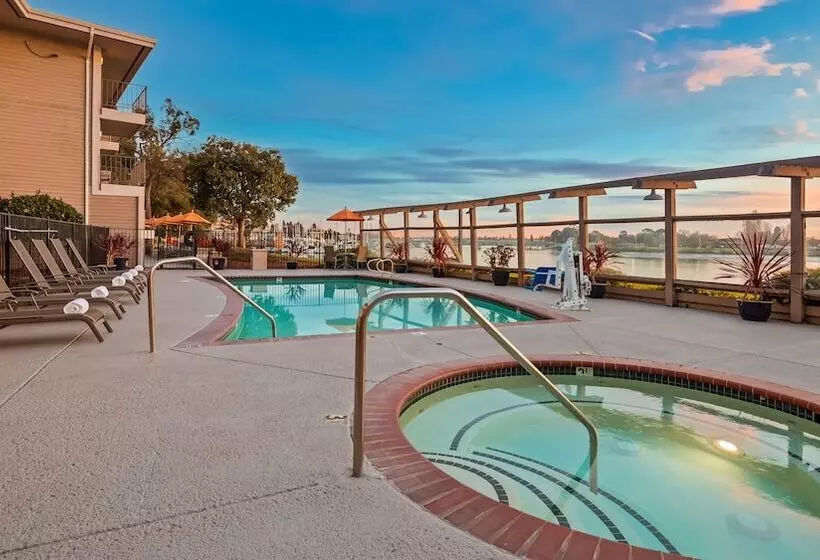 Отель Executive Inn & Suites Oakland