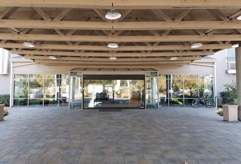 בית מלון כפרי Executive Inn & Suites Oakland