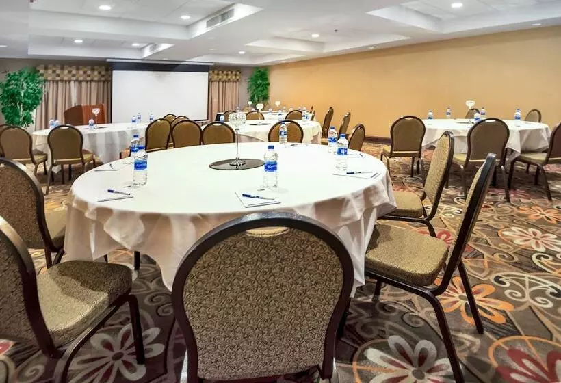 هتل Four Points By Sheraton Fayetteville Fort Liberty