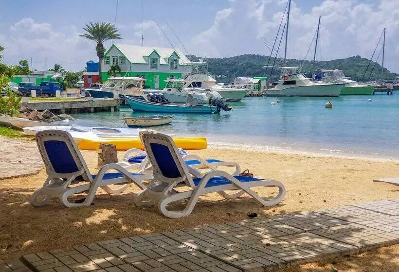 Catamaran Hotel Marina