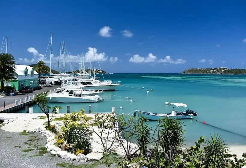 Catamaran Hotel Marina