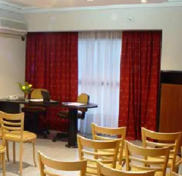 فندق Reina Victoria Suites & Towers